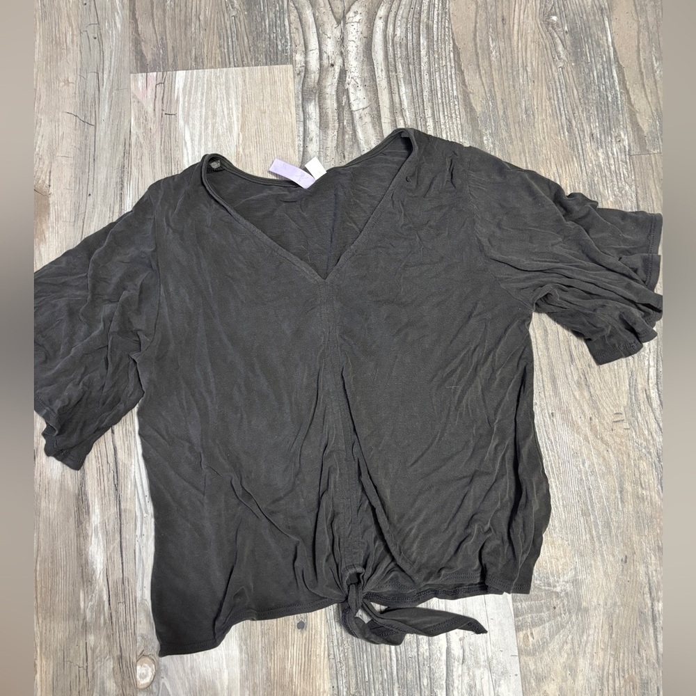 Size medium top needs an iron that’s all there’s a tie knot at the bottom